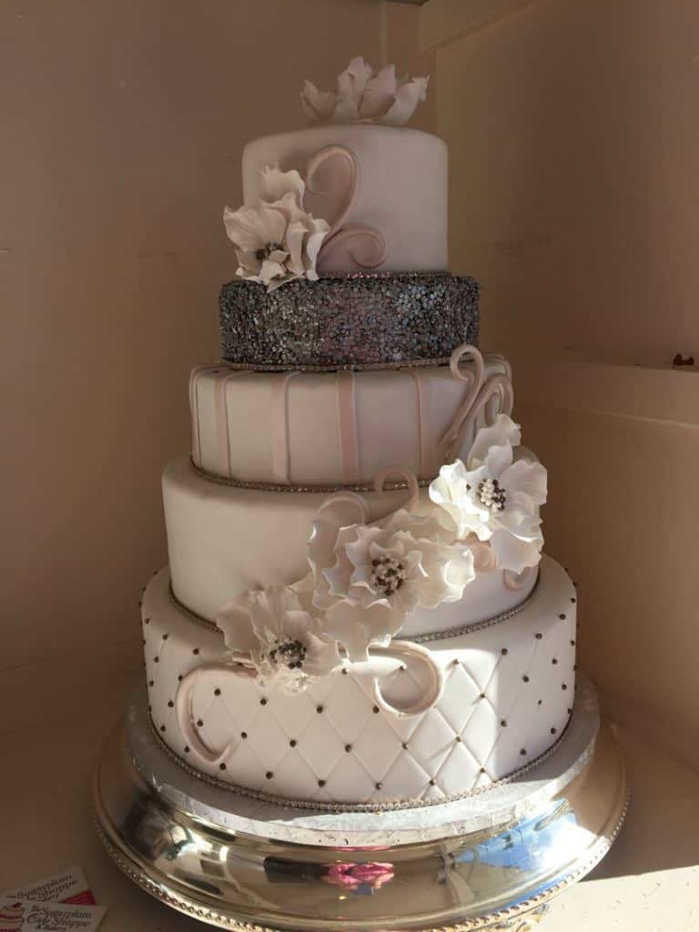 Chic black, white and silver wedding cake | Silver wedding cake, Black and  white wedding cake, White silver wedding