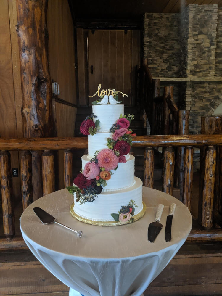Buttercream Wedding Cake with Fresh Flowers Buttercream Wedding Cake with Fresh Flowers