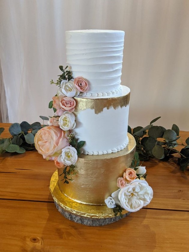 Gold and White Wedding Cake with Fresh Flowers Gold and White Wedding Cake with Fresh Flowers